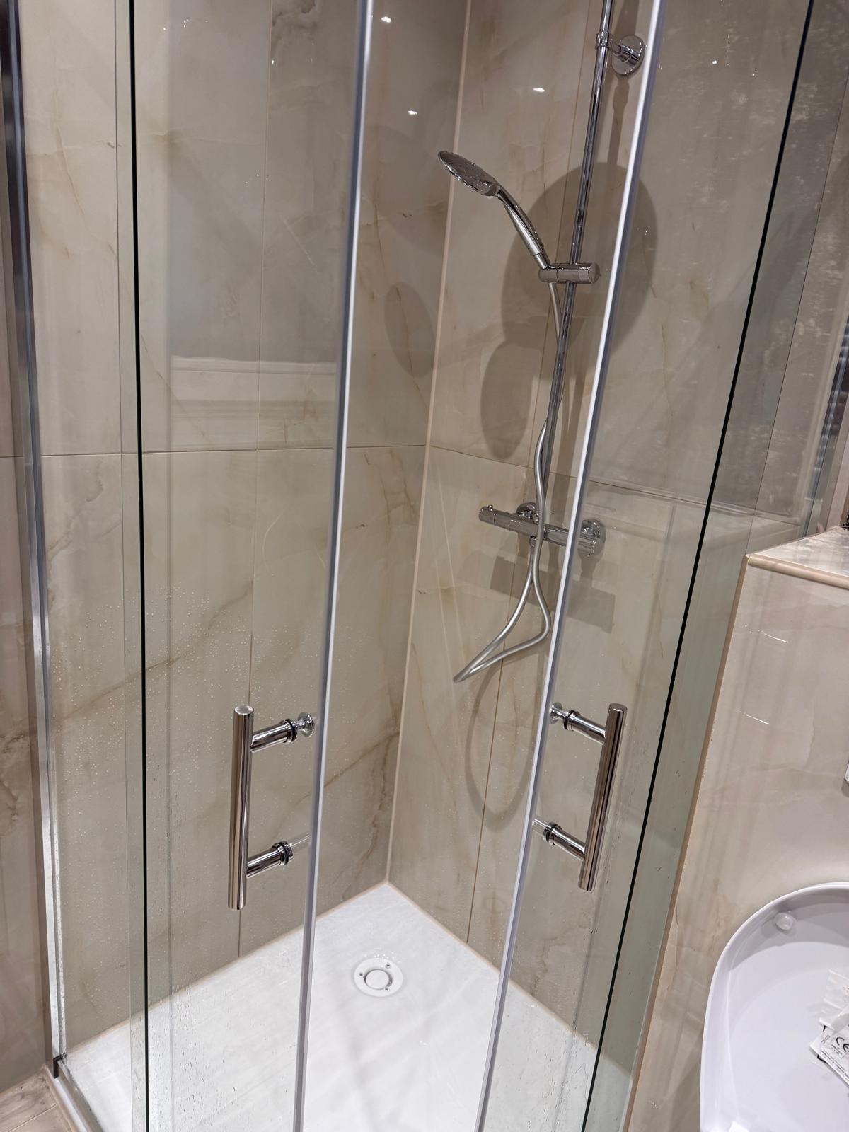 Saniertes Bad mit Glasdusche in Rostock