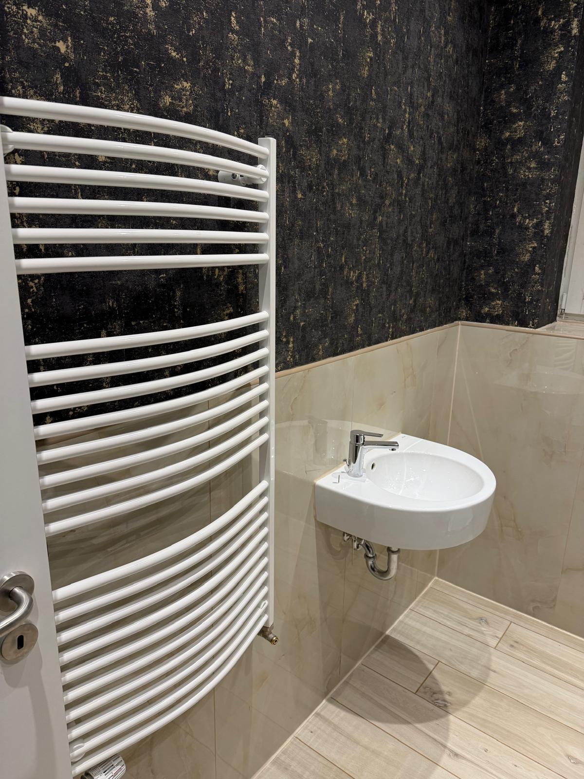 Fertig saniertes Badezimmer mit Handtuchheizkörper