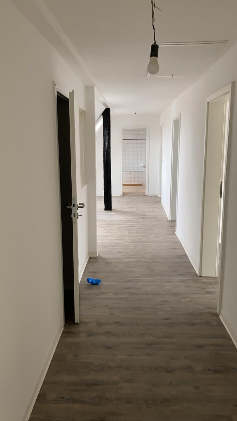 Leerer, besenreiner Wohnungsflur nach der Räumung