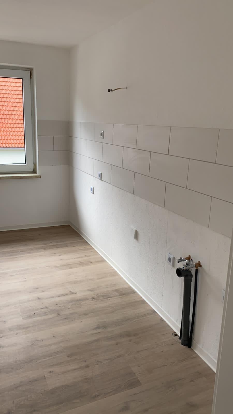 Küche mit vorbereiteten Steckdosen und Anschlüssen nach der Renovierung